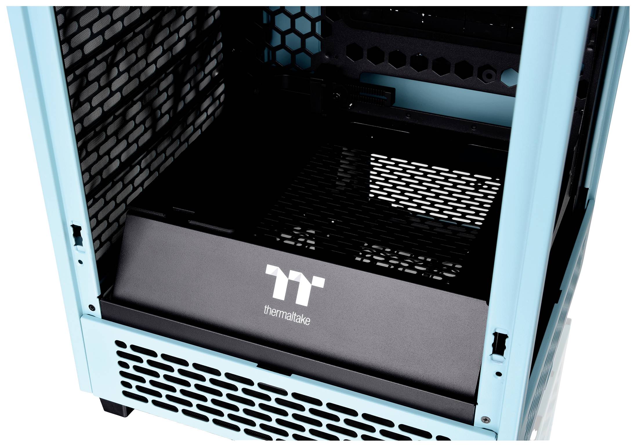 Ein offenes Computergehäuse mit blauem Rahmen und schwarzem Maschennetz, zeigt den Innenraum für Hardware-Komponenten.