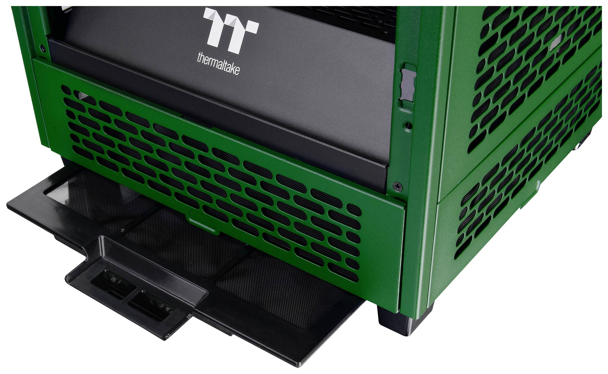 Ein grüner Computergehäuse mit Lüftungsschlitzen zeigt eine herausziehbare Abdeckung an der Unterseite.