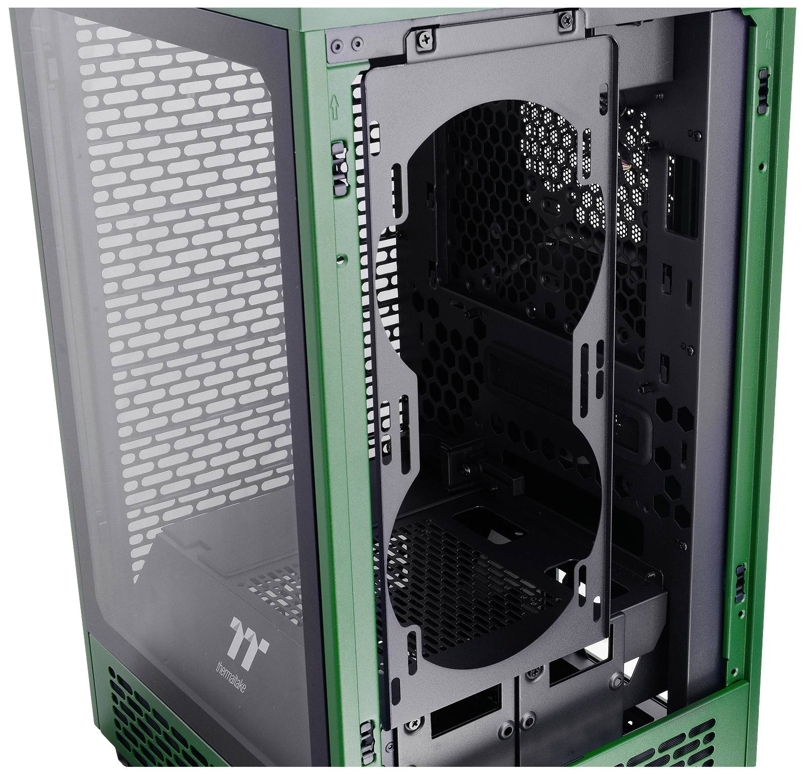 Ein grünes Computergehäuse ohne Seitenwand. Das Innere zeigt Platz für Komponenten und belüftete Gitter für Luftzirkulation.