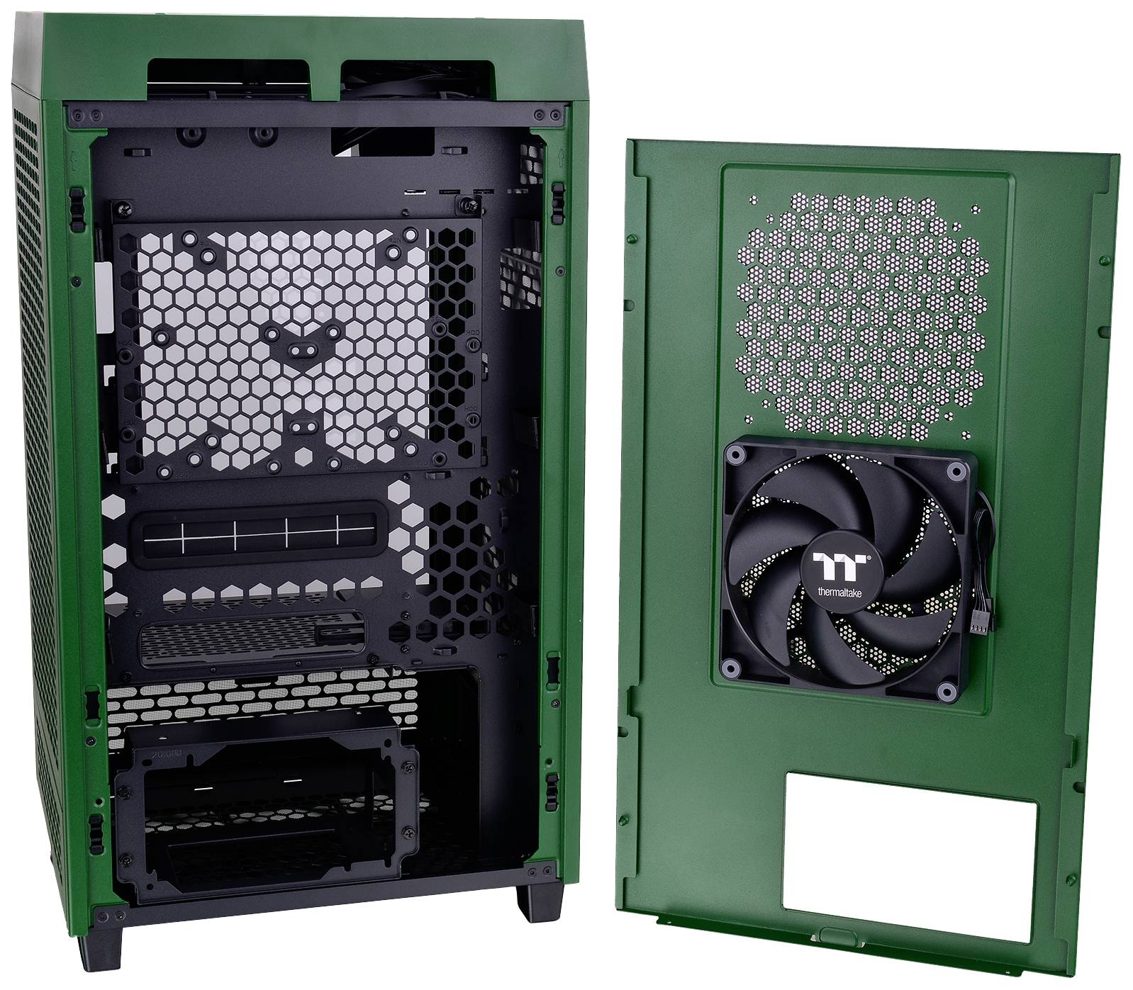 Gehäuseansicht eines geöffneten Computergehäuses mit Lüfter und offenem Frontpanel in grün.