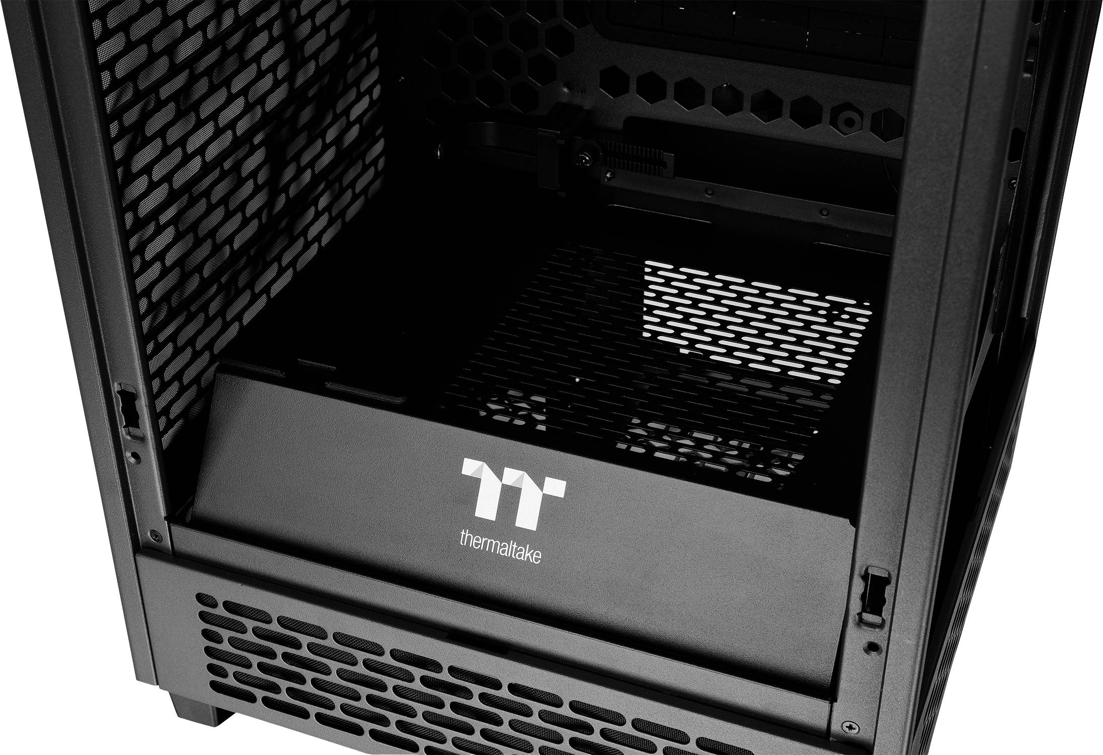 Offenes Computergehäuse ohne eingebauten Komponenten, mit sichtbarem Innenraum und Thermaltake-Logo auf der Abdeckung im Inneren.