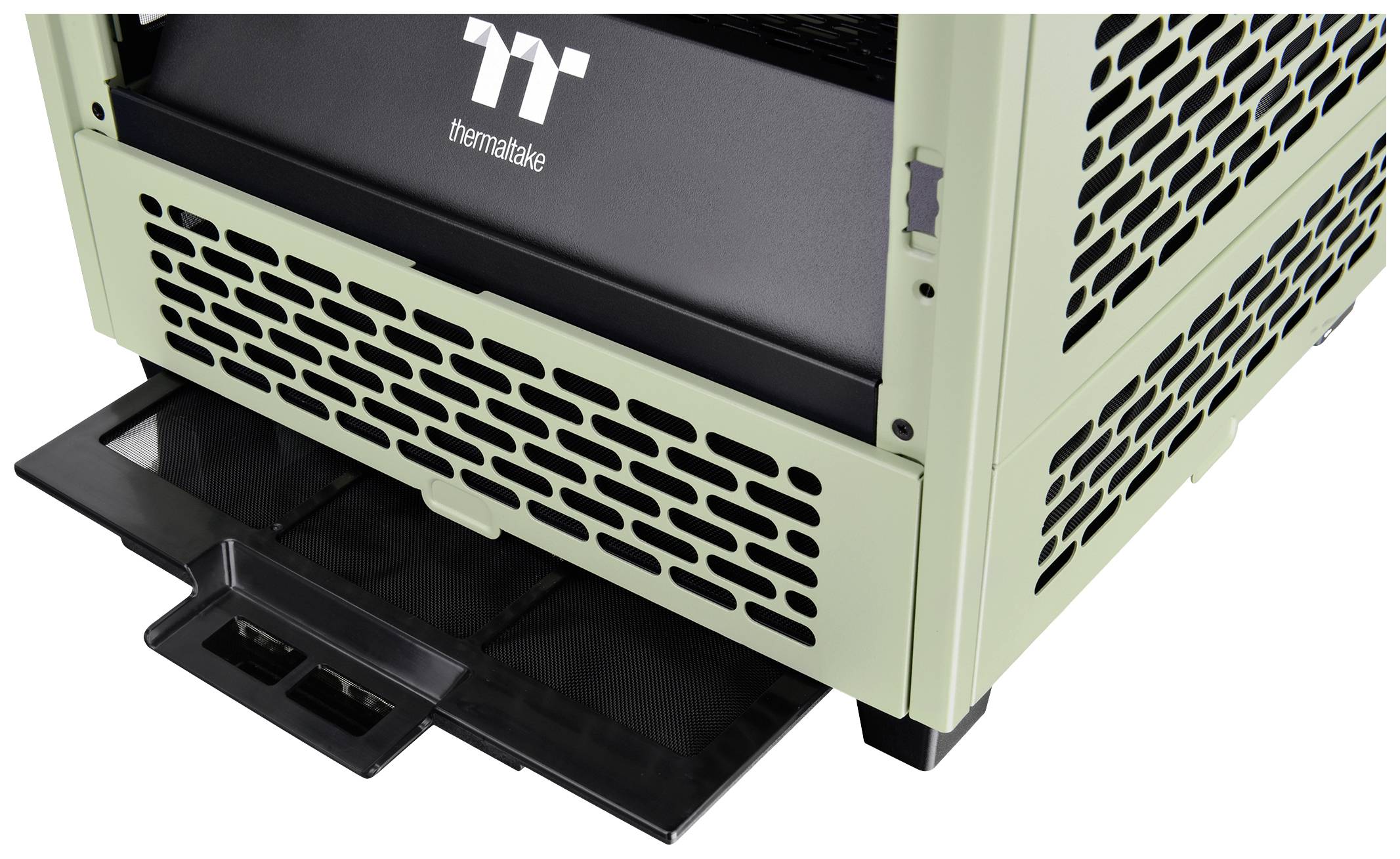 Grünes Computergehäuse mit offenem Lüftungsgitter und ausziehbarem Fach an der Unterseite, mit 'Thermaltake'-Logo.