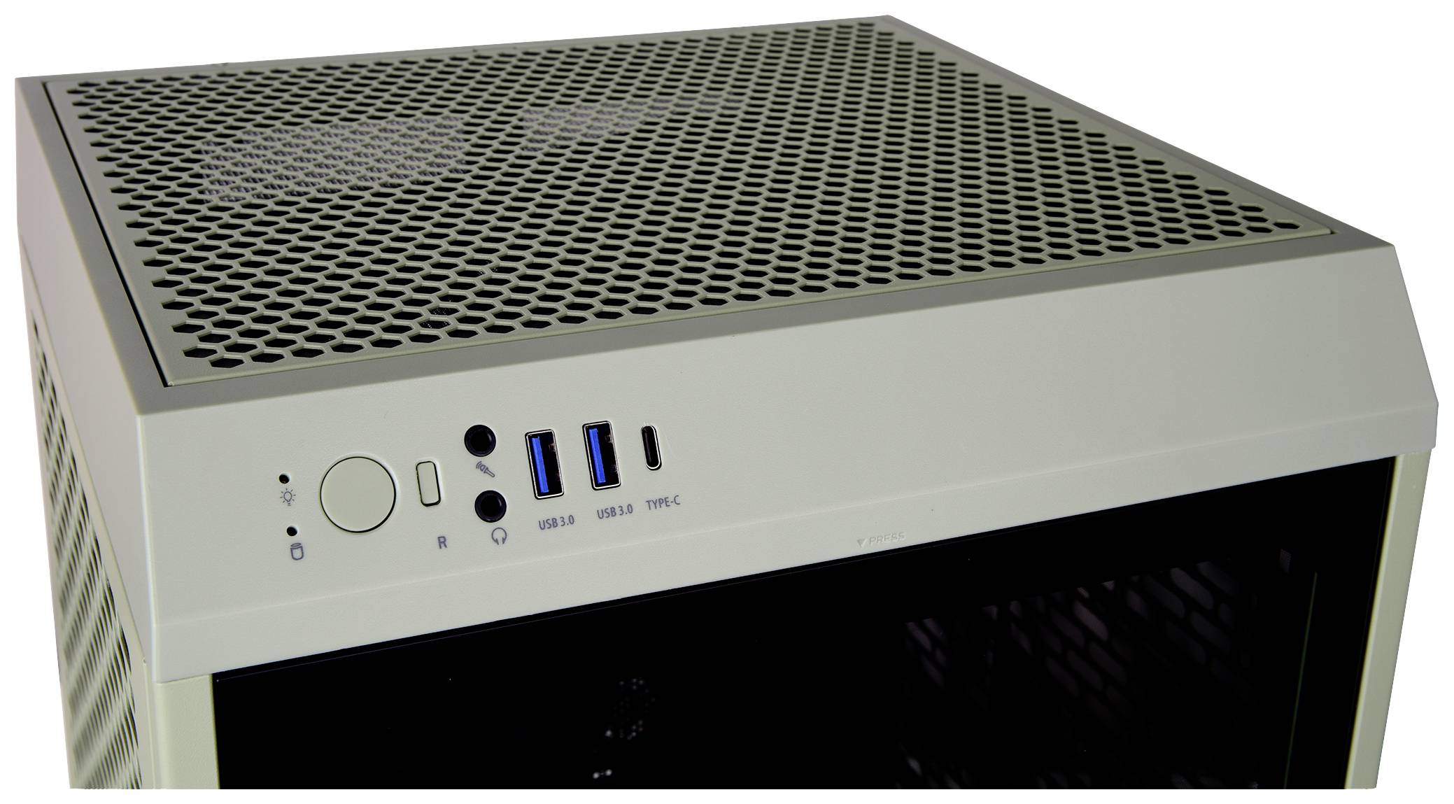 Weiße Computergehäuse-Oberseite mit Lüftungsgitter und Frontanschlüssen: zwei USB 3.0-Ports, Audiobuchsen, Power-Button.