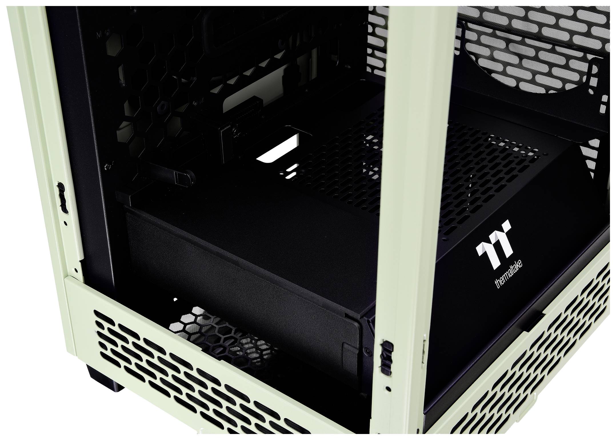 Weiße Computergehäuse mit Belüftungsschlitzen und teilweise gläserner Seitenwand. Der Innenraum bietet Platz für Hardware-Komponenten.