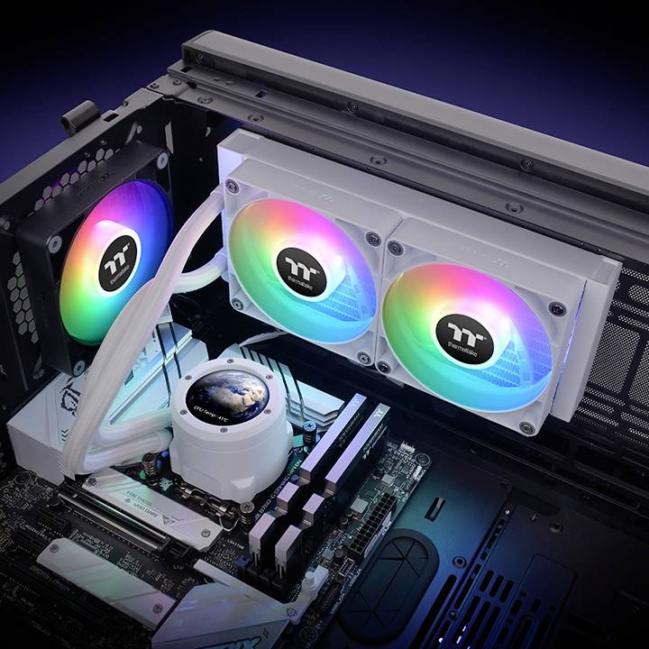 Ein Computergehäuse mit RGB-beleuchteten Lüftern auf einem Mainboard. Die Lüfter sind in Blau, Grün und Rot beleuchtet.
