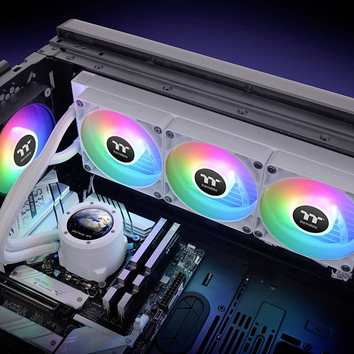 Nahaufnahme eines Computergehäuses mit RGB-beleuchteten Lüftern und sichtbaren internen Komponenten wie Kühlschläuchen und Hauptplatine.