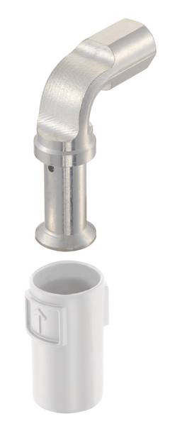 Metallisches Rohrverbindungsstück über einem weißen Kunststoffadapter mit Richtungspfeil.