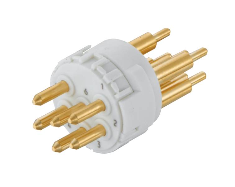 Elektrostecker mit sieben goldenen Stiften und weißem Gehäuse. Der Stecker ist kreisförmig angeordnet und nummeriert.