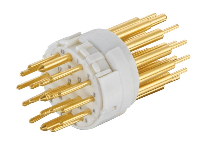 Ein runder, weißer Elektronikstecker mit mehreren goldenen Stiften, die in verschiedenen Richtungen zeigen. Geeignet für elektrische Verbindungen.