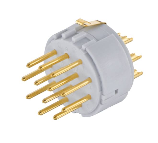 Ein runder, weißer elektrischer Stecker mit acht goldenen Pins, symmetrisch angeordnet, zeigt auf einer weißen Fläche.