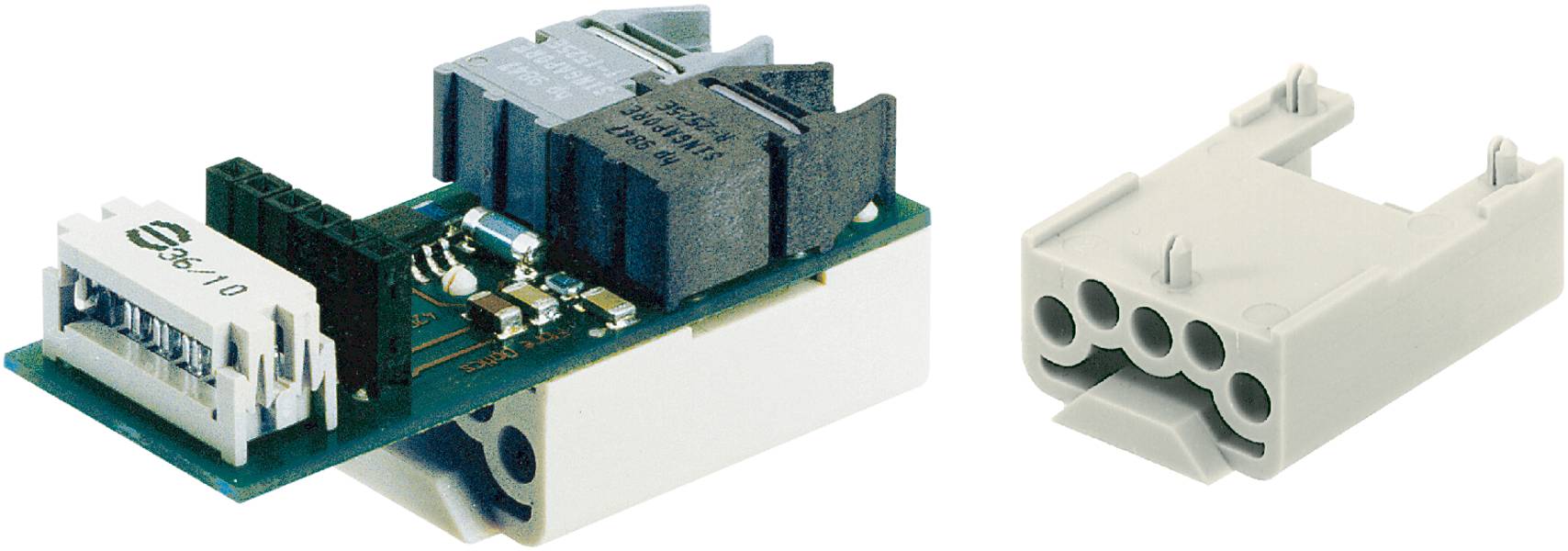 Elektronische Komponenten für Schaltungen mit Anschlussklemmen und Leiterplatte in grün und grau. Nutzen in elektrischen Geräten.