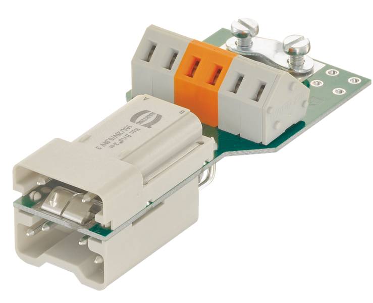 Ein elektronisches Modul mit einer grünen Leiterplatte und weißen, grauen und orangefarbenen Komponenten für elektrische Verbindungen.