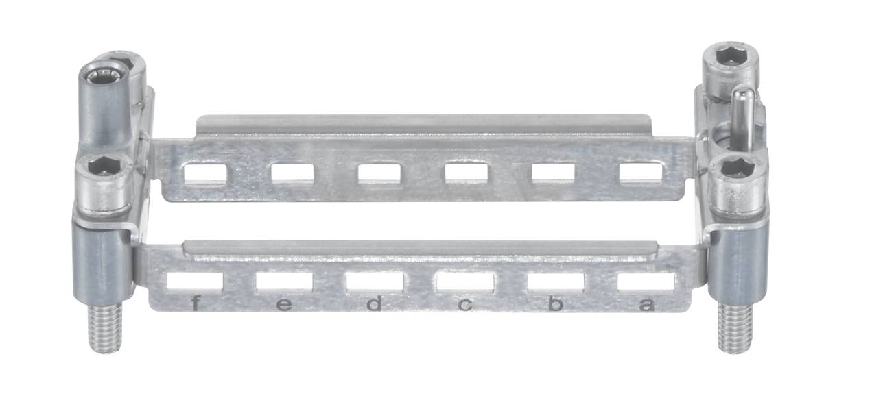 Metallstruktur, vermutlich ein Bauteil, mit Schrauben und rechteckigen Ausschnitten.