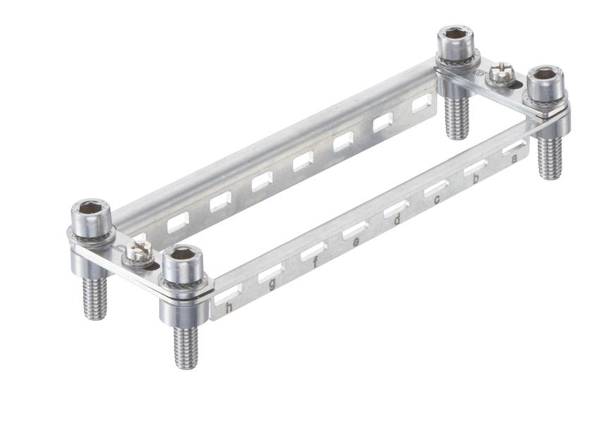 Ein Metallhalter mit Schrauben, typisch für die Befestigung von technischen Teilen oder Geräten.