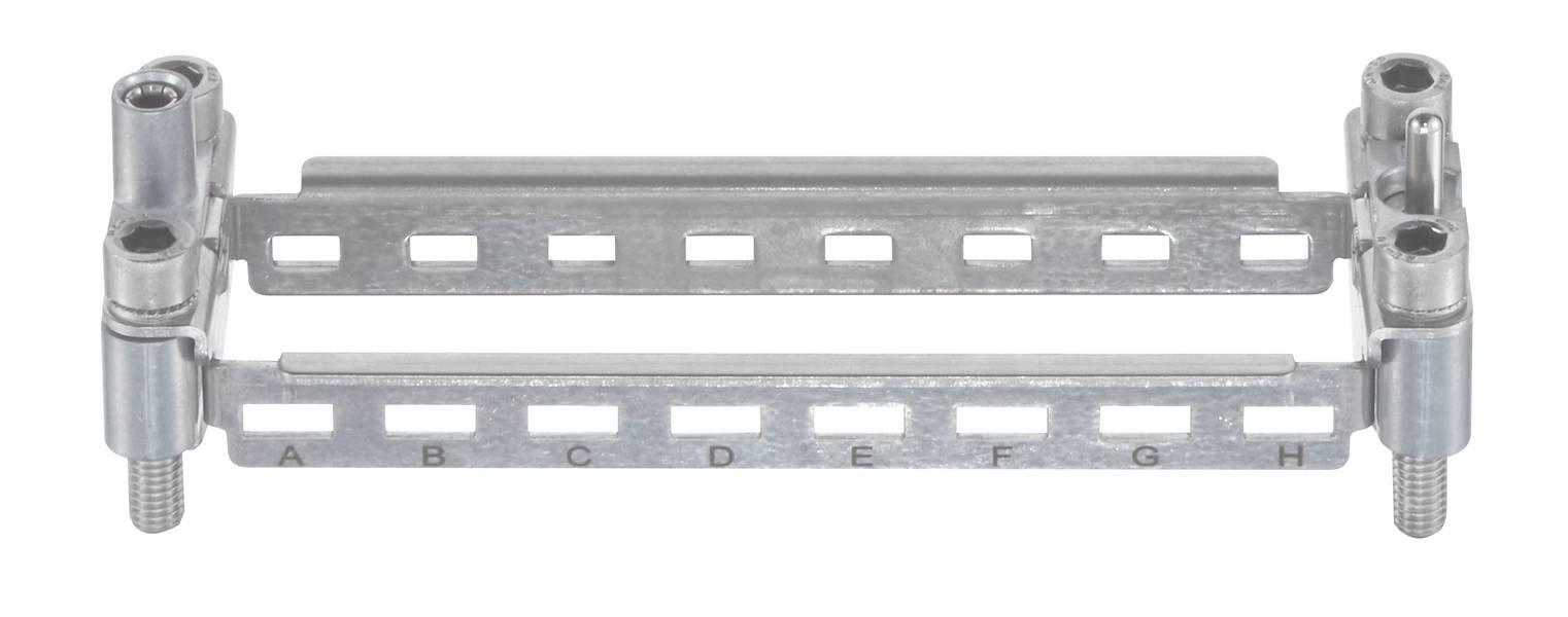 Metallhalterung mit Buchstaben A-H an der Unterseite, zwei parallele Schienen mit Löchern, an denen sie befestigt werden können.
