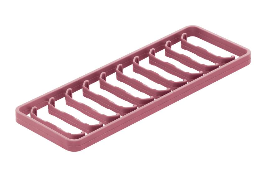 Ein rosafarbener Eiswürfelbehälter mit acht rechteckigen Fächern.