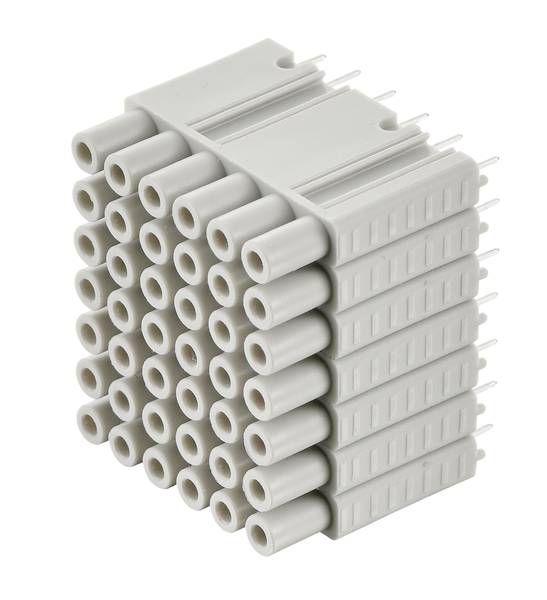 Ein rechteckiger, grauer Kunststoffstecker mit mehreren kreisförmigen Anschlüssen in einem strengen, regelmäßigen Muster.