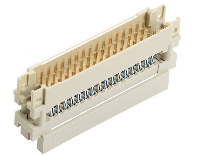 Ein elektronischer Stecker mit goldenen Kontakten und einer rechteckigen, weißen Kunststoffbasis, verwendet für elektronische Verbindungen.