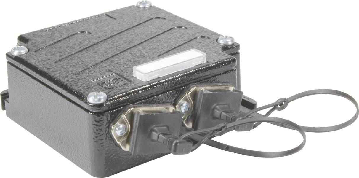 Schwarze, rechteckige elektrische Anschlussdose mit zwei Kabelverbindungen und Befestigungsschrauben an den Ecken, in Nahaufnahme.