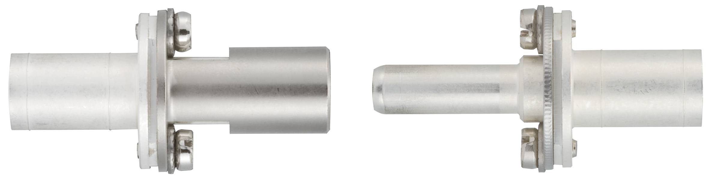 Zwei metallische Steckverbinder nebeneinander. Links mit größerem Durchmesser, rechts schmaler. Beide mit Schraubverschlüssen.