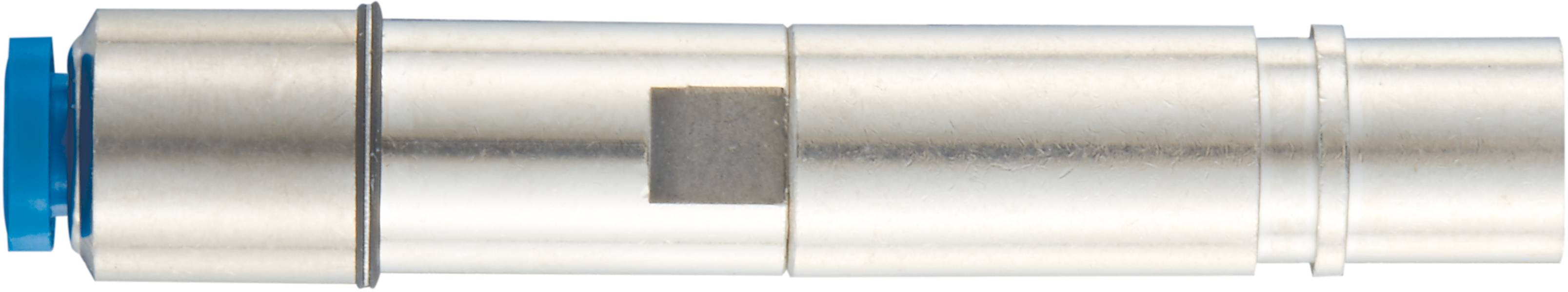 Metallischer zylindrischer Adapter mit blauer Spitze und rechteckigem Ausschnitt an der Seite, vermutlich für technische Zwecke.