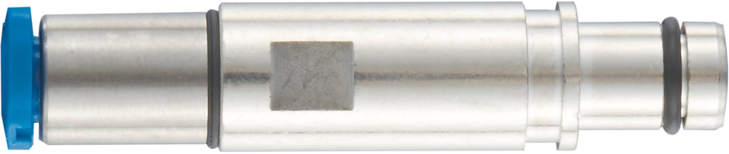 Ein metallischer, zylinderförmiger Fitting mit zwei Dichtungsringen und einer blauen Abdeckung auf einer Seite, möglicherweise für Rohrverbindungen.