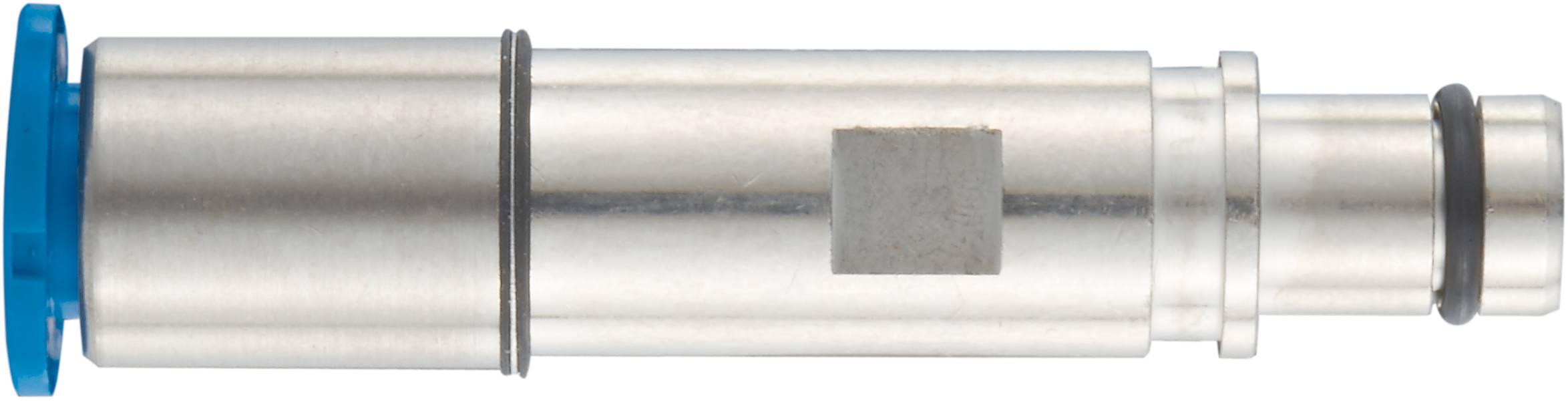 Ein silbernes Metallzylinderteil mit blauen und schwarzen Dichtungsringen, möglicherweise ein Maschinenteil oder eine Komponente.