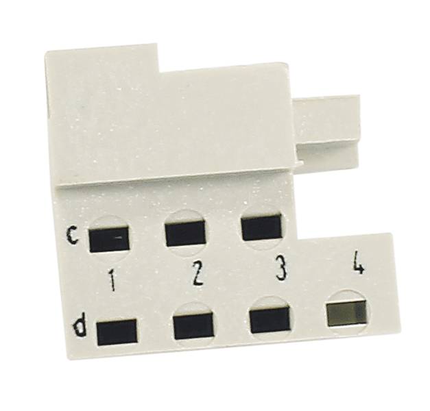 Steckverbinder mit vier nummerierten Anschlüssen und Buchstabenkennzeichnung, weißes Kunststoffgehäuse.