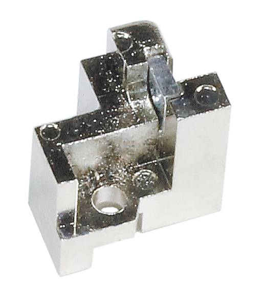 Ein silbernes, metallisches Bauteil mit rechteckiger Grundform und mehreren gebohrten Löchern sowie herausstehenden Elementen.