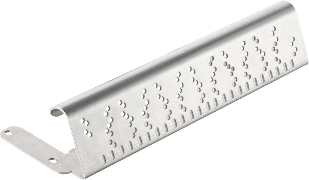 Ein silbernes, perforiertes Metallteil mit einer gebogenen Form und Befestigungslasche, vermutlich ein Lüftungsgitter oder Schutzblech.