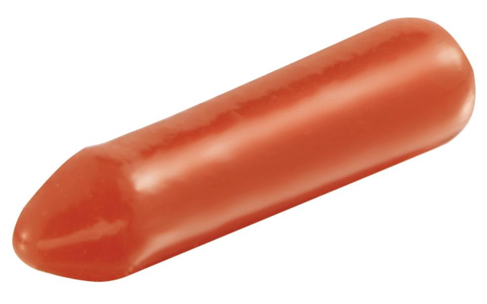 Ein roter Wachsmalstift liegt diagonal.
