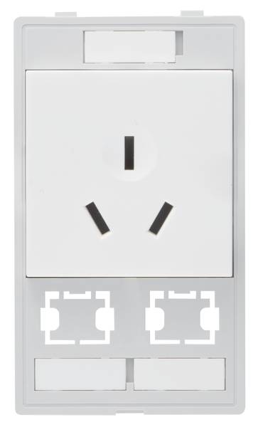 Eine einzelne Steckdose mit einem Schalterfeld, geeignet für moderne elektrische Installationen, zeigt drei rechteckige Steckplätze.
