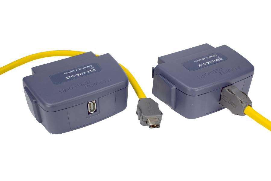 Zwei violette Adapter mit gelbem Kabel. Der linke Adapter hat einen USB-Anschluss, der rechte einen FireWire-Anschluss.