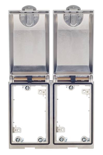 Zwei offene Schutzgehäuse aus Metall für elektrische Steckdosen, ohne Innenkomponenten. Sie bieten Platz für zwei separate Steckverbindungen.