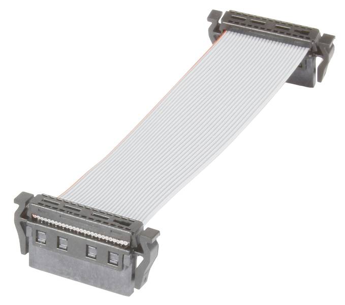 Flaches, graues Flachbandkabel mit schwarzen Steckverbindern an beiden Enden, verwendet für den Anschluss von Geräten oder Komponenten.