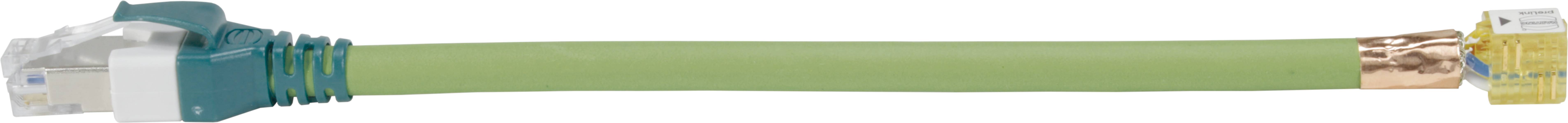 Nahaufnahme eines grünen Ethernet-Kabels mit RJ45-Stecker, verwendet für Netzwerkverbindungen.