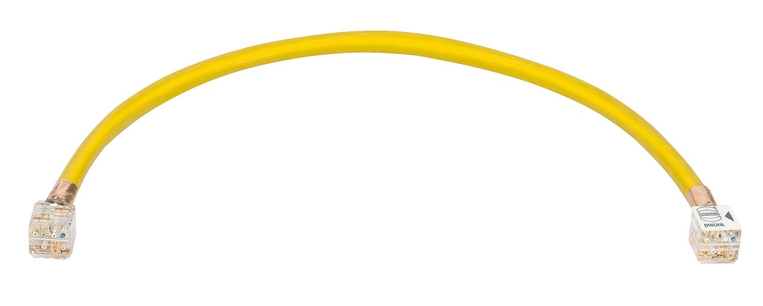 Gelbes Netzwerkkabel mit RJ-45-Steckern an beiden Enden, leicht vor einem weißen Hintergrund gekrümmt.