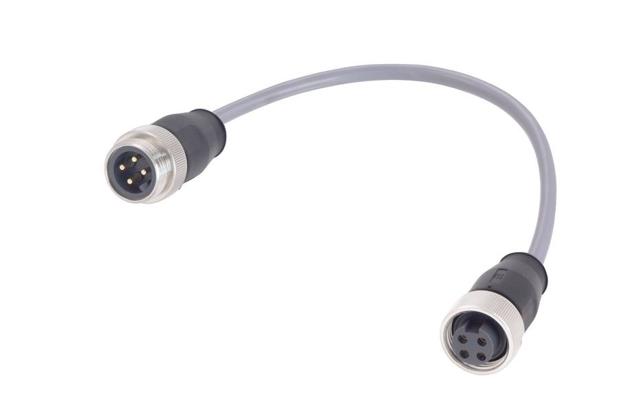 Ein graues Audiokabel mit zwei Steckverbindern, einem männlichen und einem weiblichen, liegt auf weißem Hintergrund.