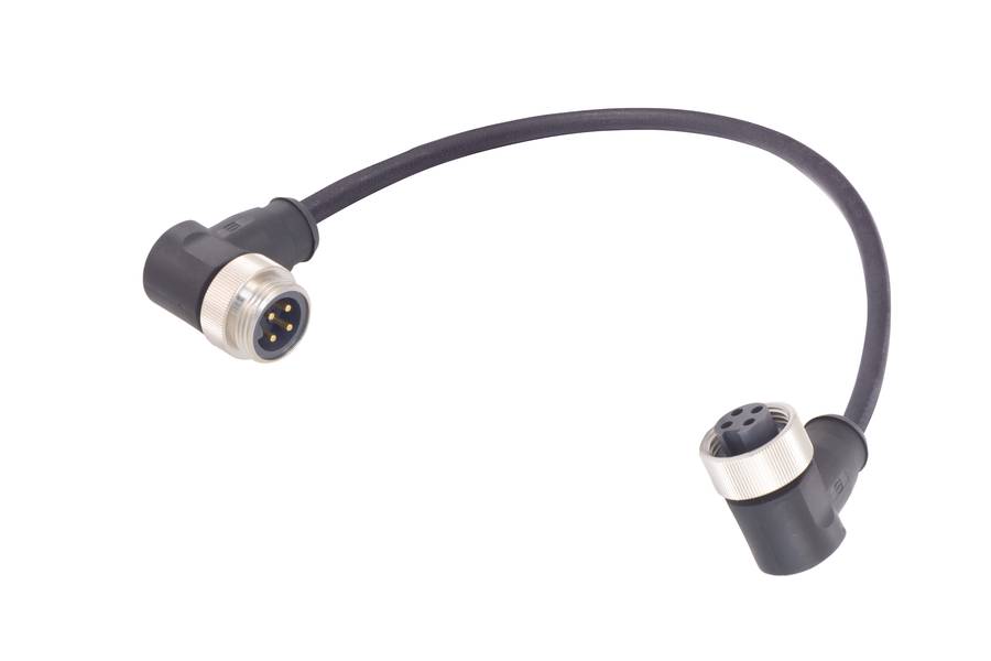 Schwarzes M12-Kabel mit rechtwinkligen Steckverbindern, einer mit männlichem und einer mit weiblichem Anschluss, gegen weißen Hintergrund.