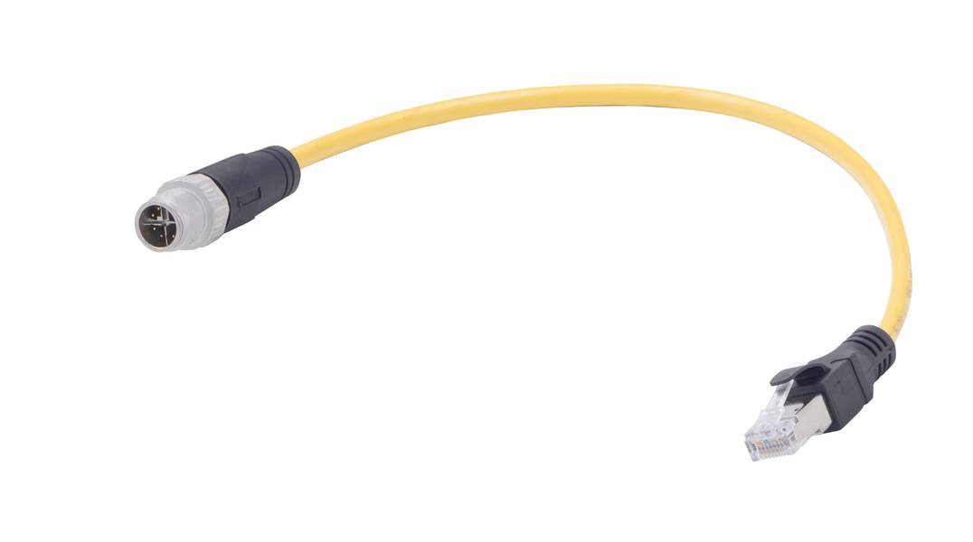 Gelbes Ethernet-Kabel mit einem M12-Stecker auf der linken Seite und einem RJ45-Stecker auf der rechten Seite, isoliert auf Weiß.