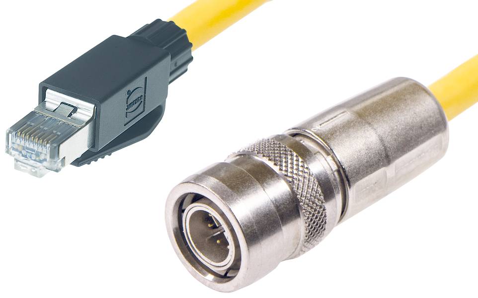 Ein gelbes Ethernet-Kabel mit RJ45-Stecker neben einem silbrig glänzenden, zylindrischen Metallstecker für industrielle Anwendungen.