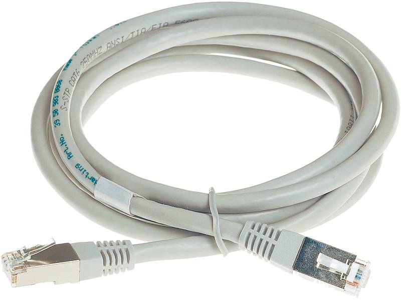 Ein graues Ethernet-Kabel mit zwei RJ45-Steckern, das für Netzwerkverbindungen verwendet wird.