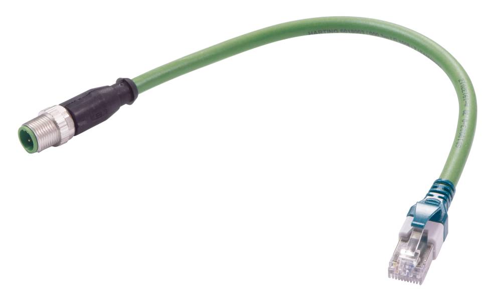 Grünes Ethernet-Kabel mit einem RJ45-Stecker am einen Ende und einem runden Industrie-Stecker am anderen Ende, isoliert auf weißem Hintergrund.