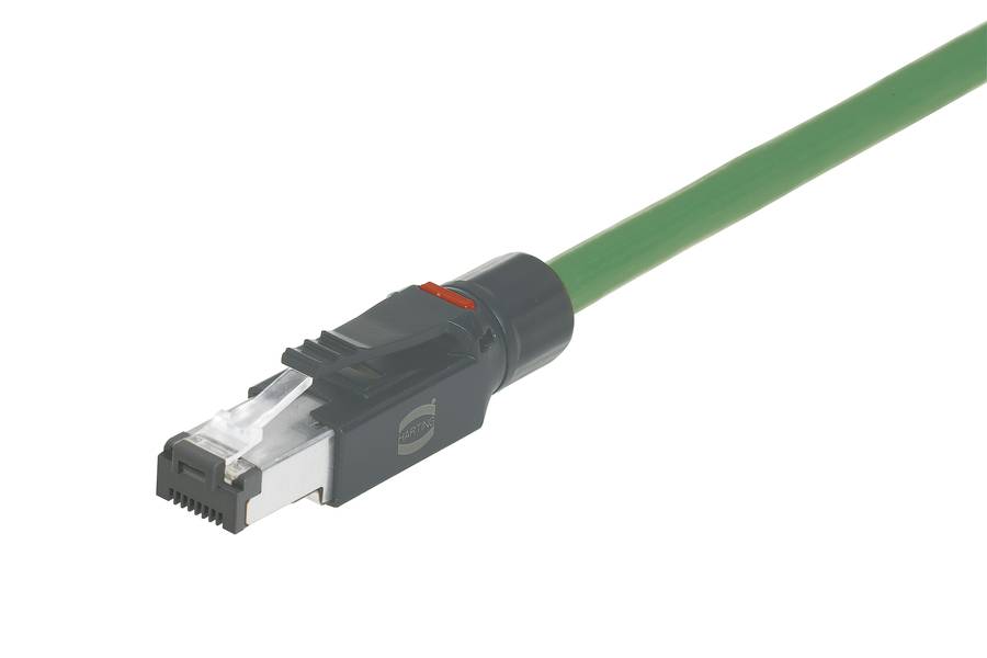 Grünes Ethernet-Kabel mit RJ45-Stecker auf weißem Hintergrund. Der Stecker ist schwarz und silberfarben.