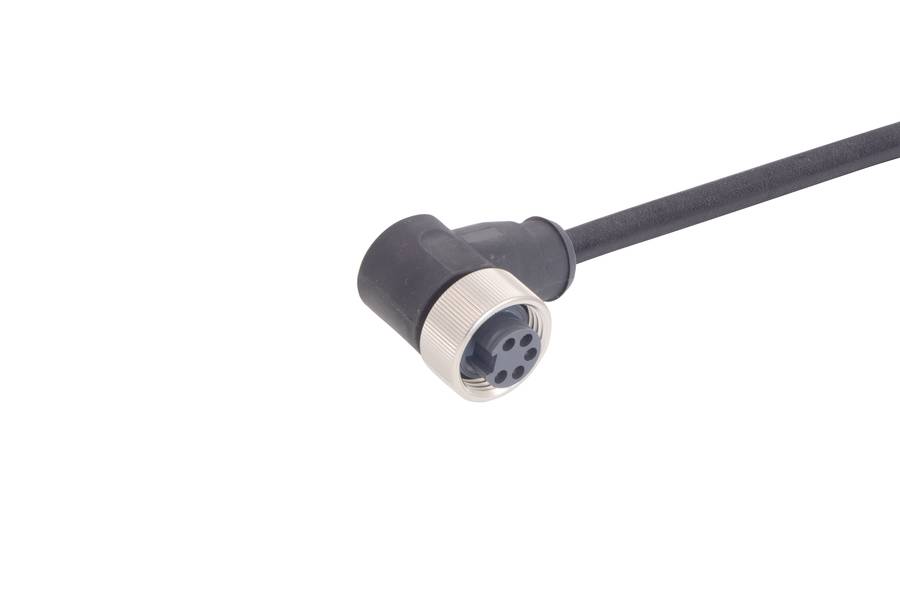 Ein schwarzes, abgewinkeltes Kabel mit einem metallenen, runden Stecker mit vier Löchern.