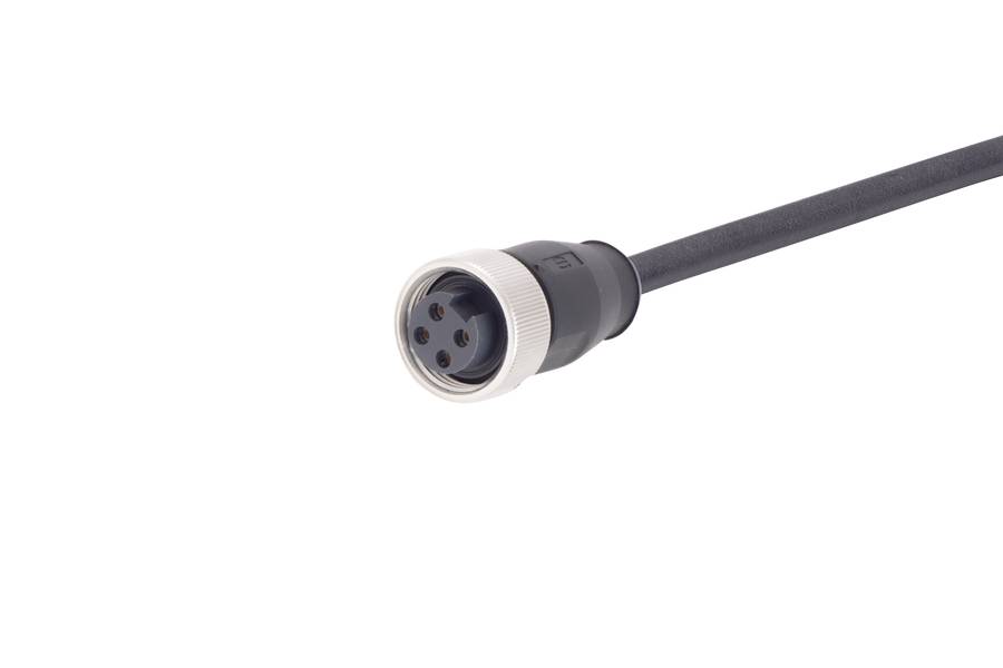 Ein schwarzes Kabel mit einem runden, metallischen Stecker am Ende, das vier Anschlusslöcher zeigt.