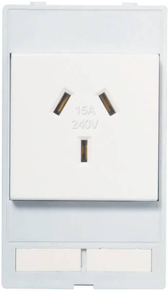 Weiße Steckdose mit drei Schlitzen, für 15A und 240V ausgelegt.