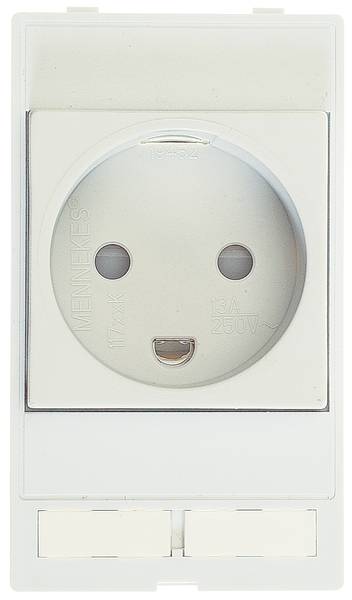 Weiße Steckdose mit zwei Steckplätzen oben und einer zusätzlichen Buchse unten.