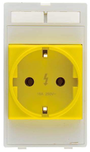 Gelbe Schutzkontaktsteckdose mit Blitzsymbol und Aufschrift '16A 250V~', montiert in einem rechteckigen Kunststoffrahmen.