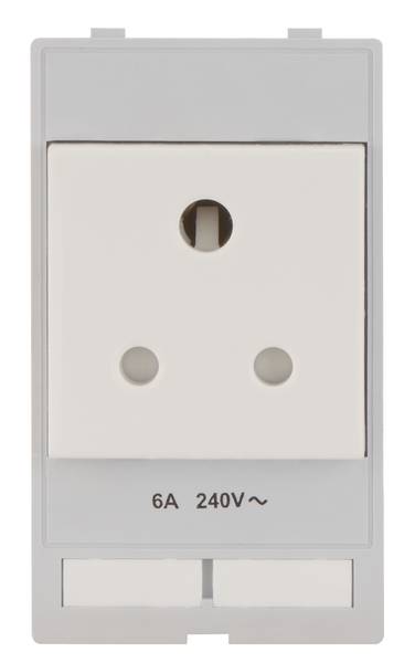 Weiße Steckdose mit 6A, 240V Aufschrift, geeignet für elektrische Geräteanschlüsse in Innenräumen.